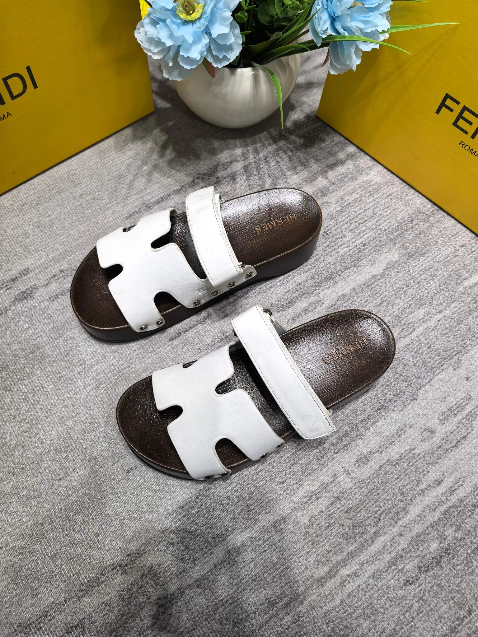 👟👟Ex-factory price 480👟👟Hermes second uncle clog slippers, original development + British retro design, classic and durable! The ultimate 1:1 body shape, imported high-end fabrics showing exquisite texture! Customized A-grade wood sole with mold opening and luxurious packaging! - Unique quality, 35-40 41 42 customized, non-refundable and non-exchangeable